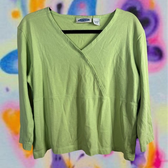 Green 3/4 sleeve V-neck top with a soft and stretchy feel Large - Picture 1 of 4